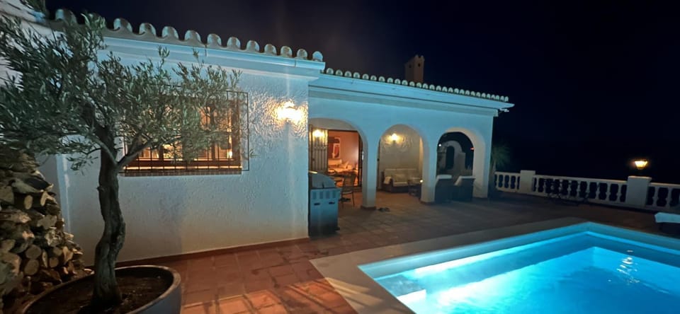 Night, BBQ facilities, Balcony/Terrace, Pool view, Swimming pool