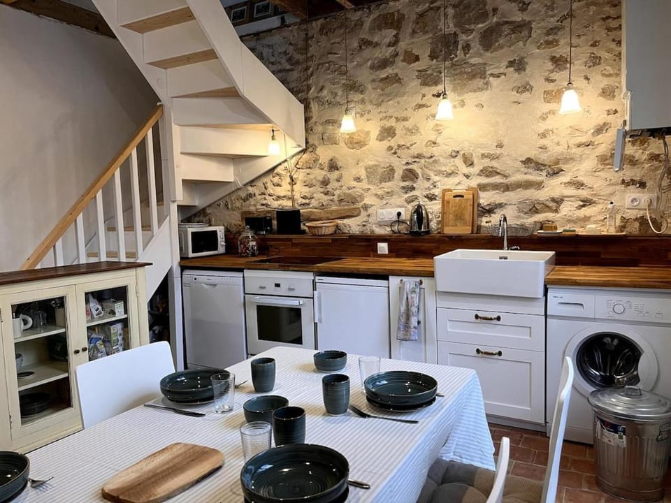 Coffee/tea facilities, Kitchen or kitchenette, Dining area, dishwasher, stove, toaster