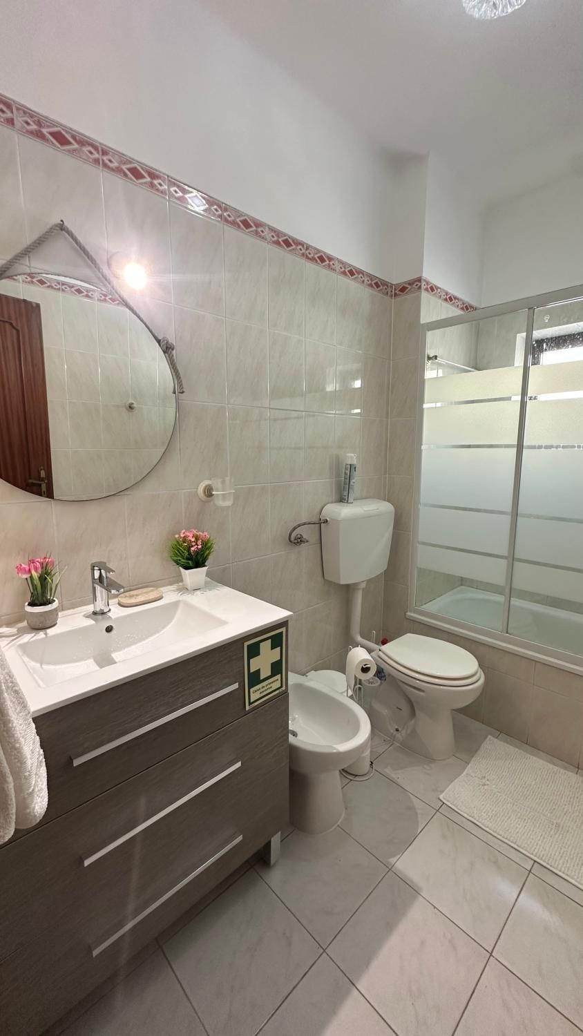 Shower, Toilet, Bathroom, bidet, towels