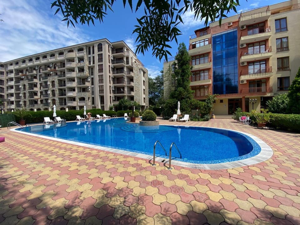 Property building, Day, Pool view, Swimming pool, Location, sunbed
