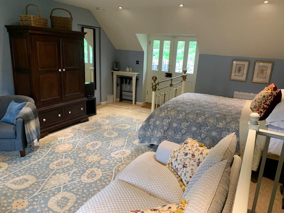 Bed, Photo of the whole room, Seating area