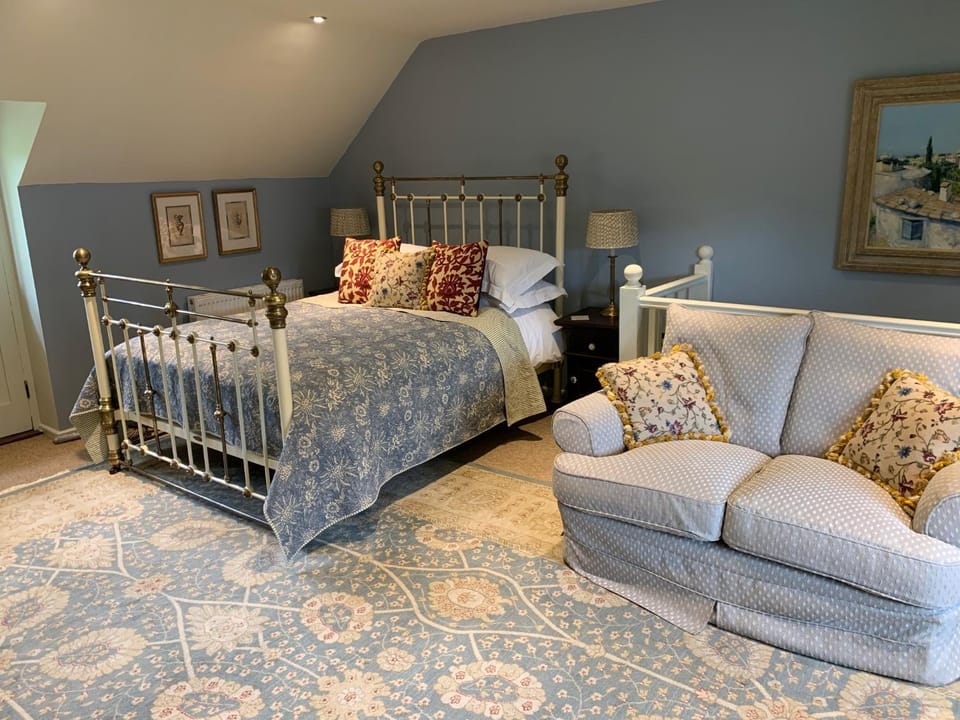 Bed, Photo of the whole room, Seating area