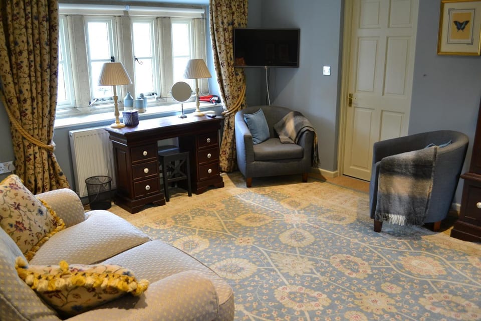 Photo of the whole room, Seating area