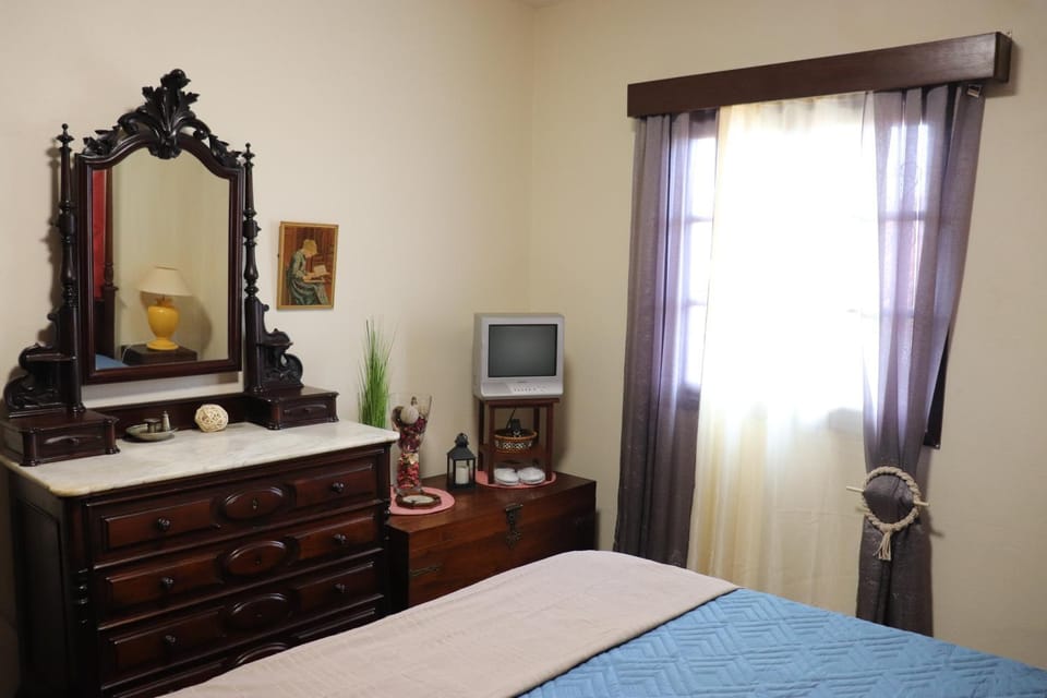 Bed, TV and multimedia, Bedroom