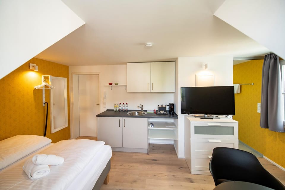 Bed, TV and multimedia, Kitchen or kitchenette, Photo of the whole room