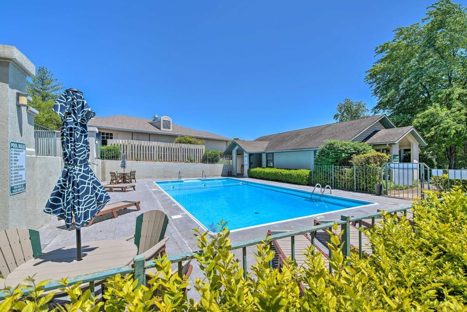 Branson Condo with Pool - Walk to The Strip! Apartment in Branson