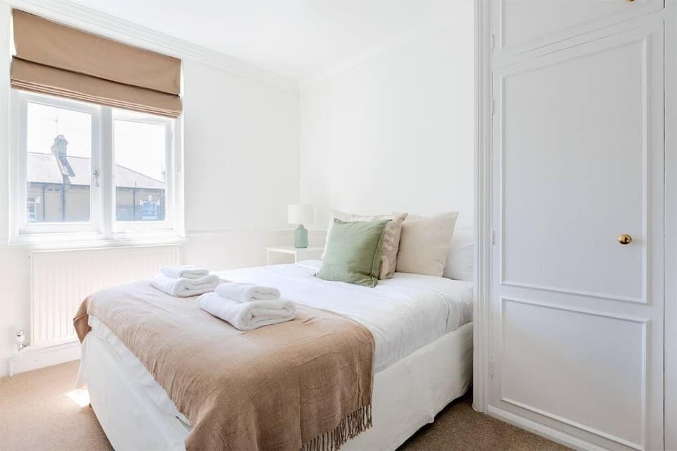 Spacious 3 bedroom flat with terrace Apartment in City of Westminster