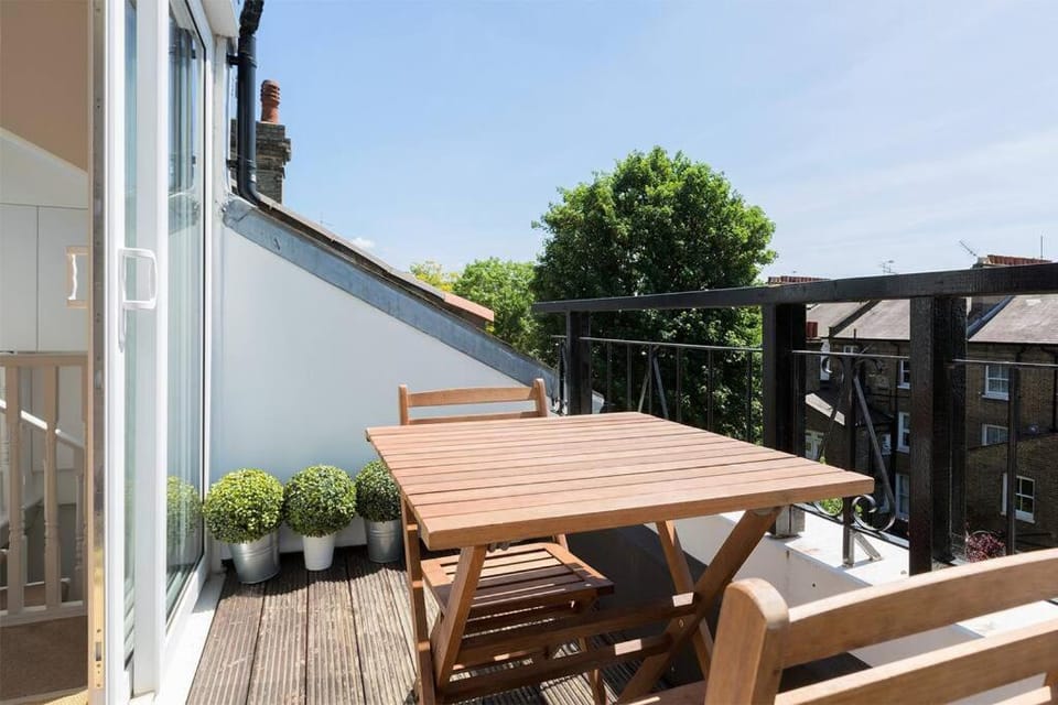 Spacious 3 bedroom flat with terrace Apartment in City of Westminster