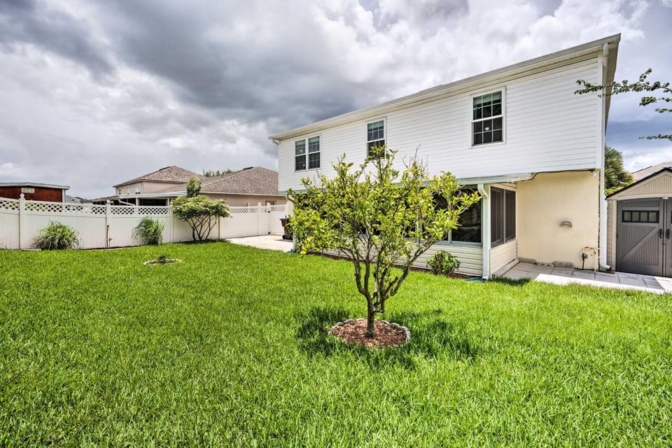 Game Room, Fenced Yard! Extended Base Near WDW House in Haines City