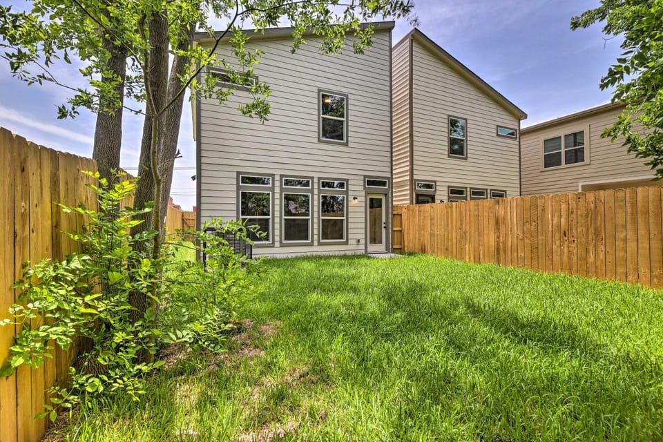 Pet-Friendly Houston Townhome w/ Fenced Yard House in Harris County
