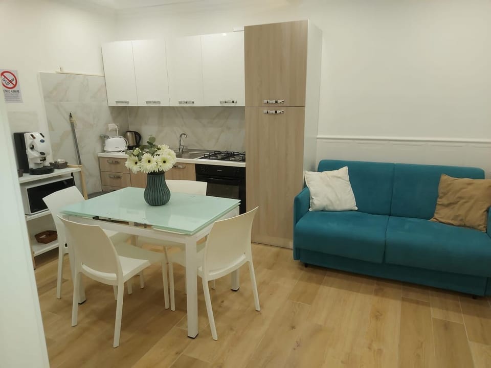 Kitchen or kitchenette, Living room, Seating area, Dining area, stove