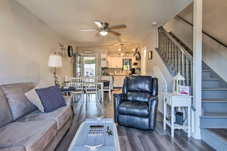 Pool Access, Near Beach! Waterfront Ocean City Gem House in Ocean City
