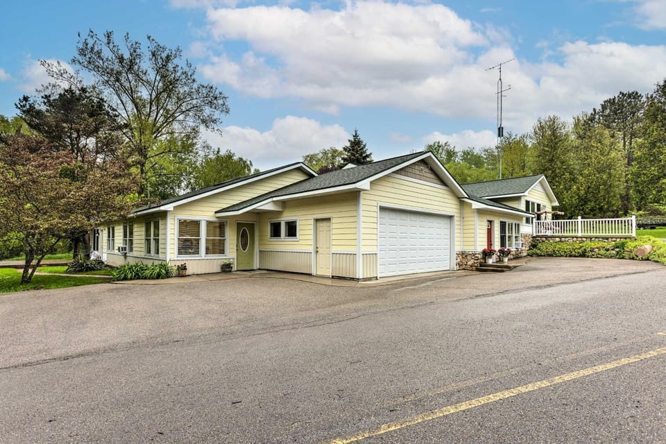 2 bedrooms, near biking trail, and Frankfort! Apartment in Michigan