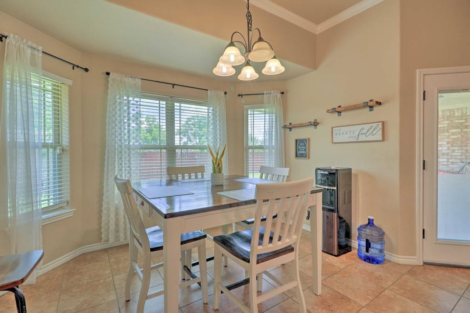 Unwind Fireside! Harker Family Retreat with Yard House in Harker Heights