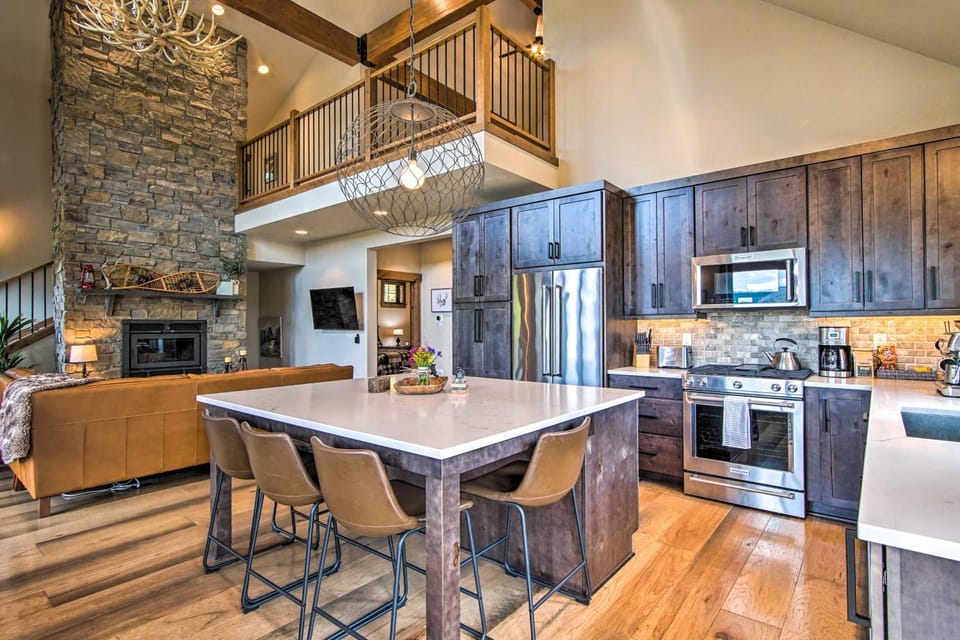 Soak, Night Ski and Explore! Cle Elum Mtn-View Cabin Cabin in Roslyn