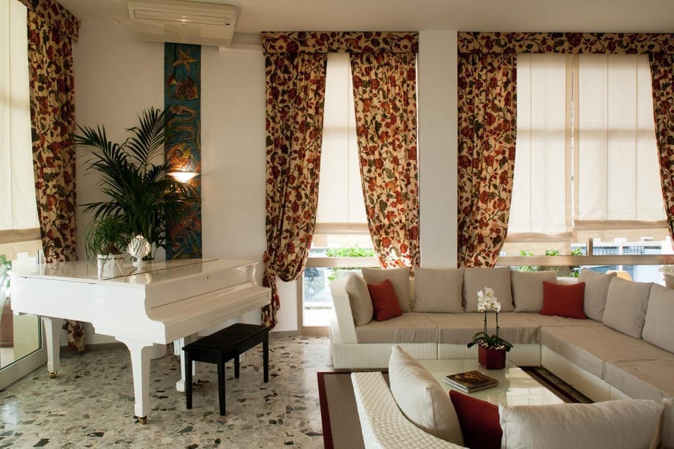 Communal lounge/ TV room, Lounge or bar