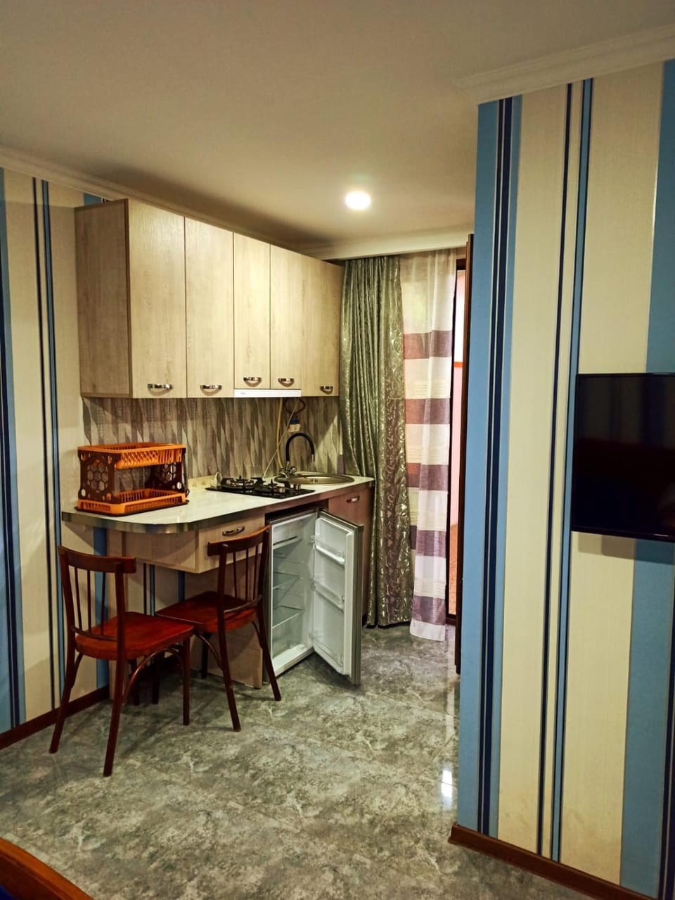 TV and multimedia, Kitchen or kitchenette, Dining area, stove