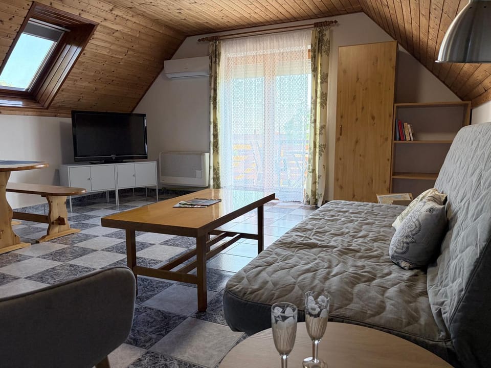 Bed, TV and multimedia, Living room, Seating area