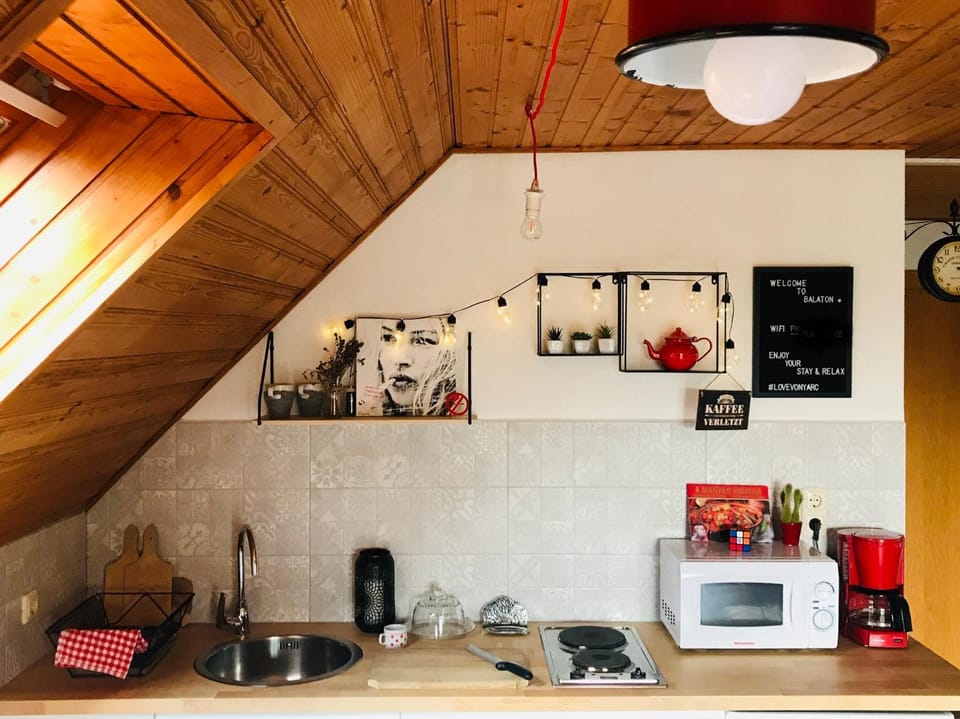 Coffee/tea facilities, Kitchen or kitchenette, stove