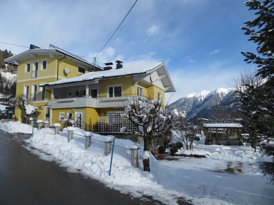 Facade/entrance, Winter, Mountain view