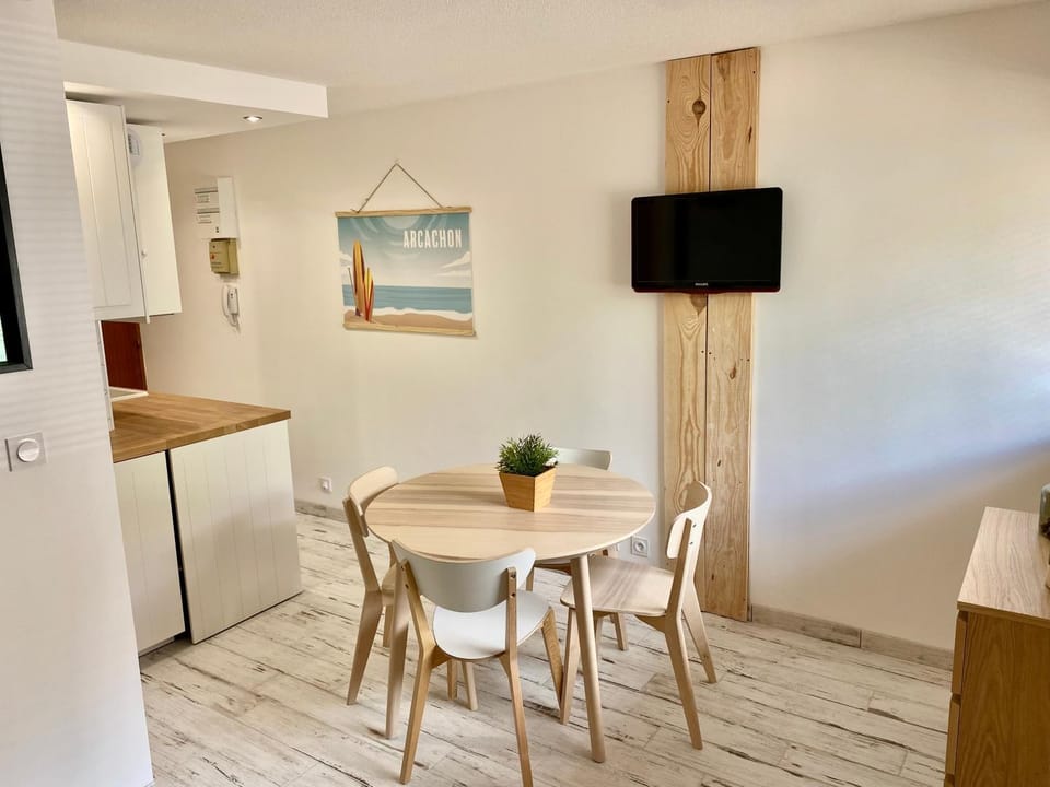 Seating area, Dining area