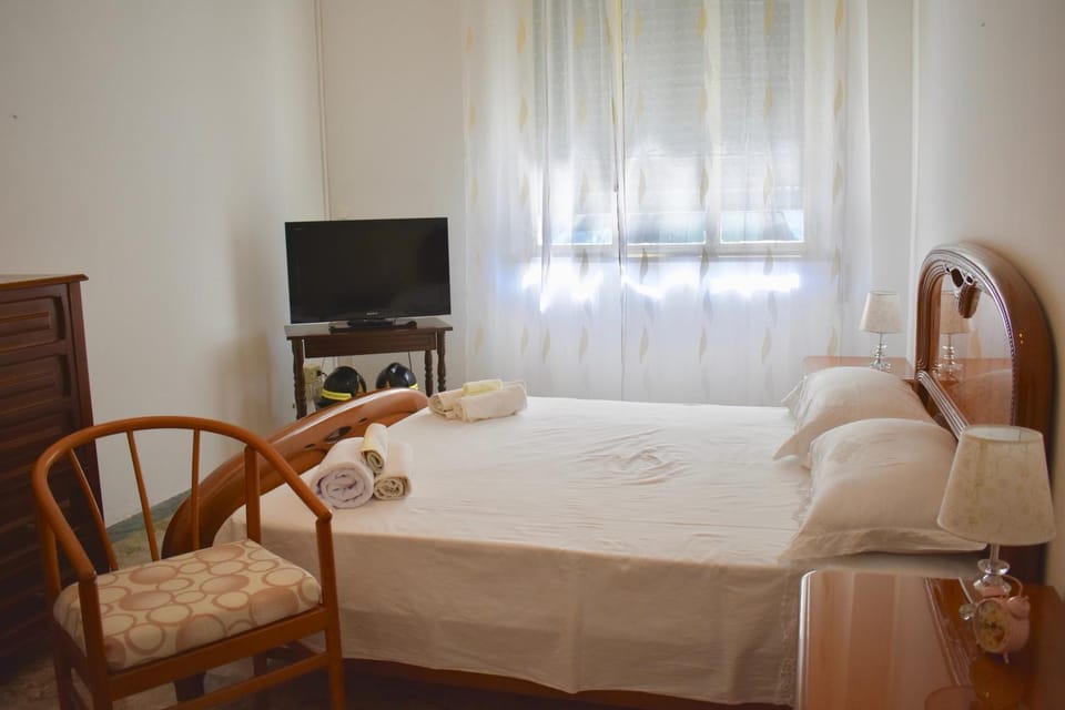 Bed, TV and multimedia, Photo of the whole room, Bedroom