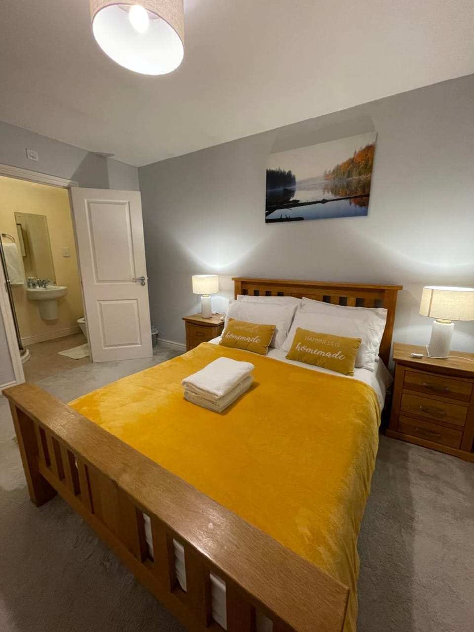 Toilet, Bed, Bedroom, towels