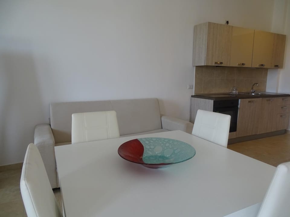 Kitchen or kitchenette, Living room, Seating area, Dining area