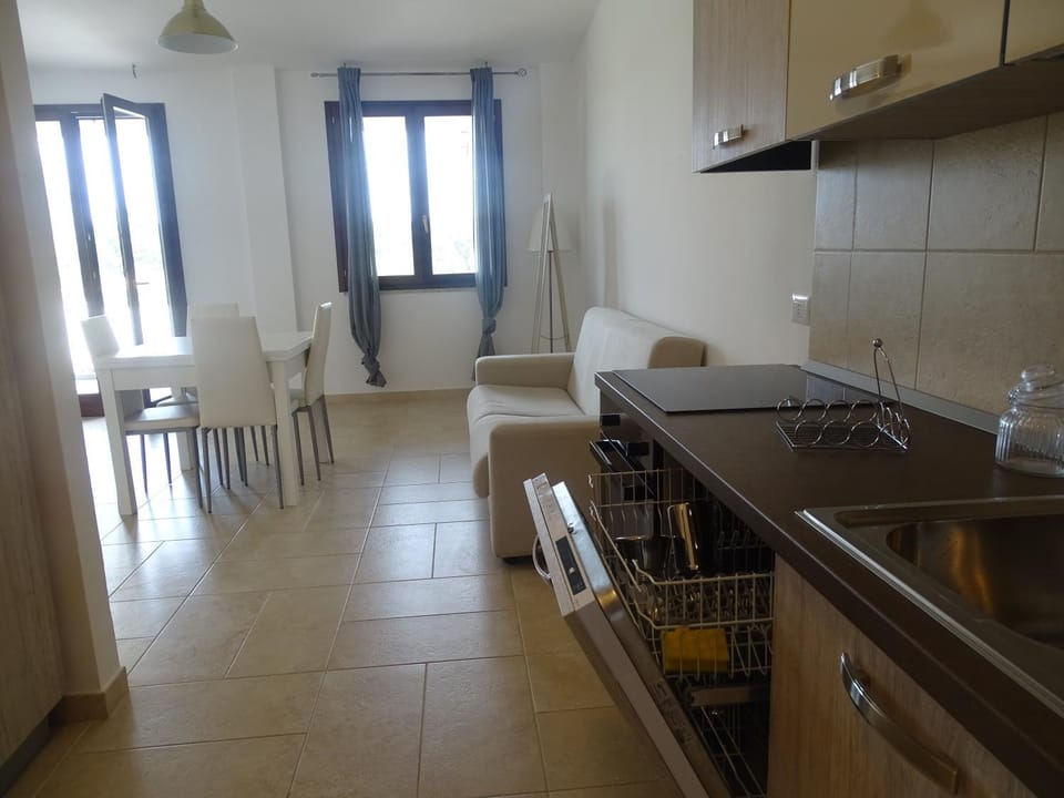Kitchen or kitchenette, Dining area, stove