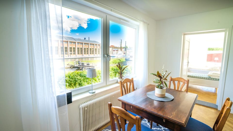 View (from property/room), Lake view, Landmark view, River view, Street view