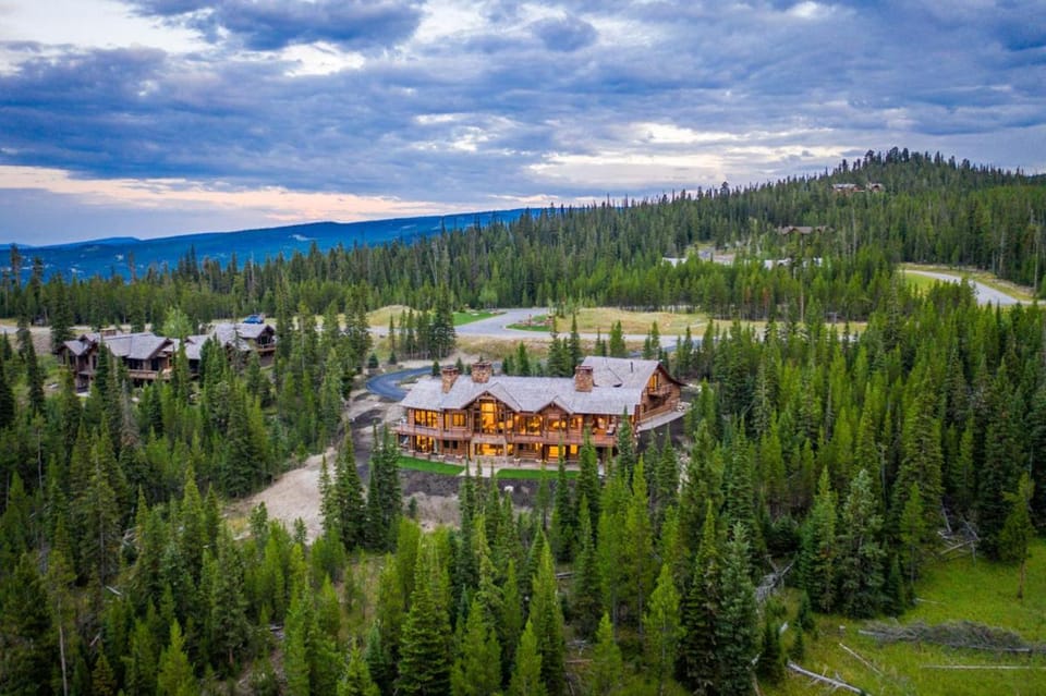 Mountain Valley Estate House in Big Sky