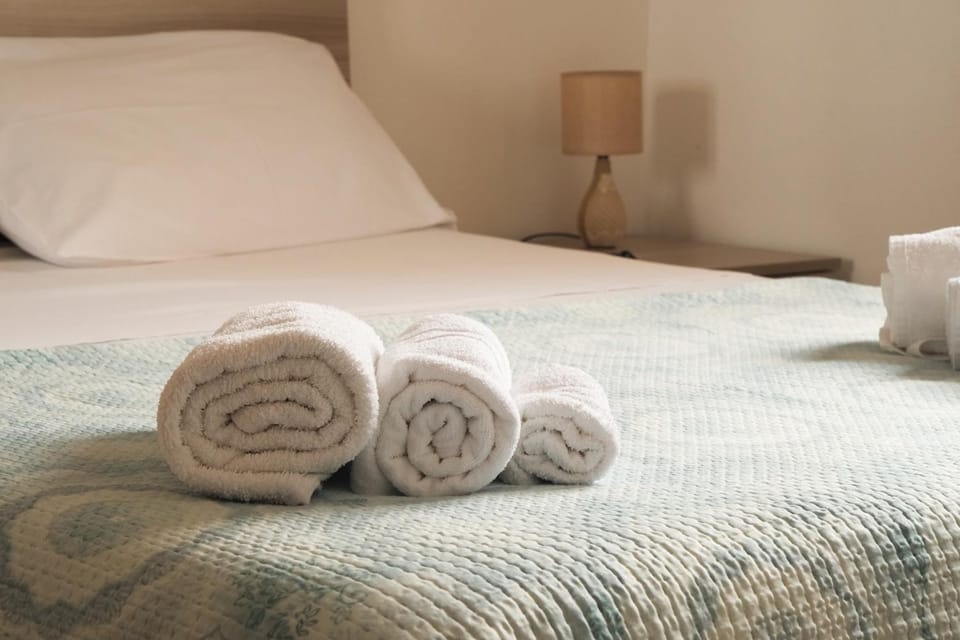 Bed, towels
