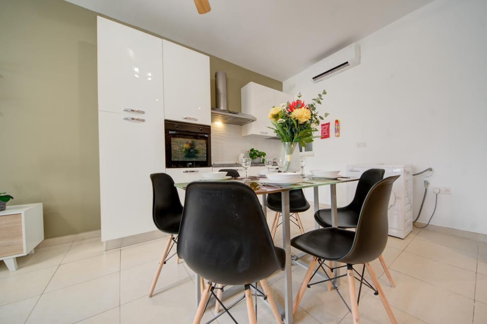 Kitchen or kitchenette, Living room, Seating area, Dining area, pet friendly, air conditioner