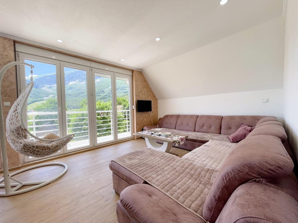 Living room, Mountain view