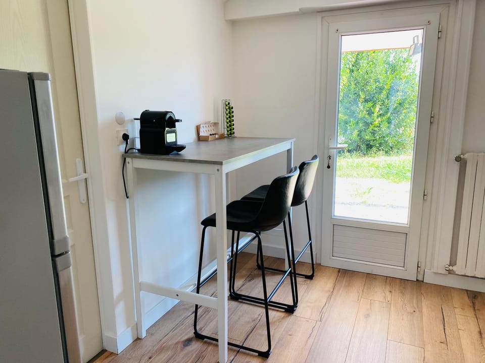 Coffee/tea facilities, Kitchen or kitchenette, Garden view
