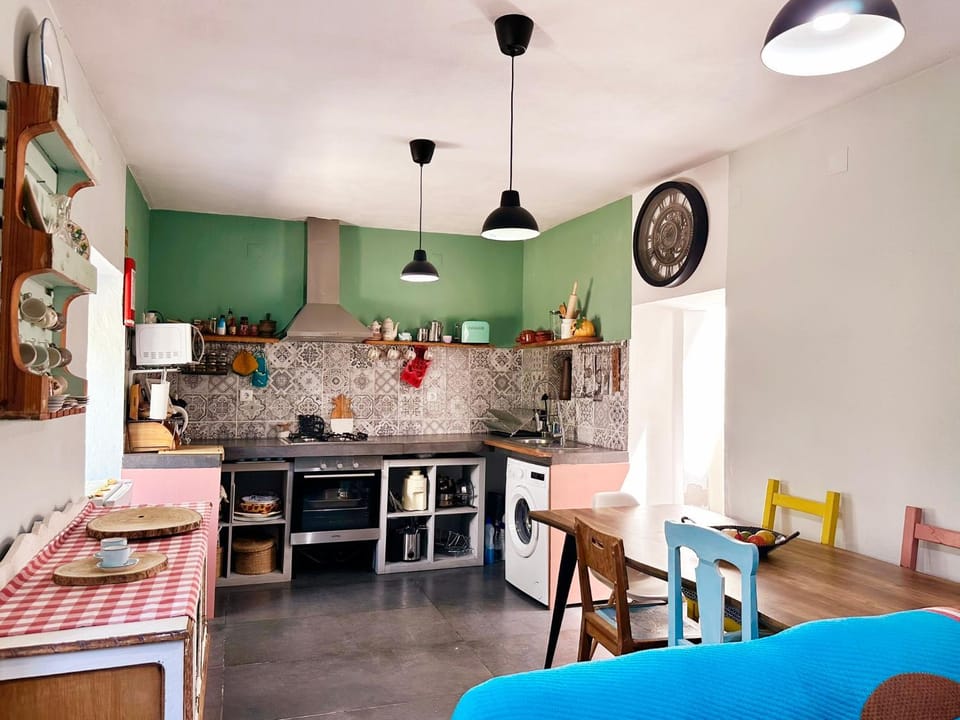 Kitchen or kitchenette, Dining area, oven, pet friendly, stove