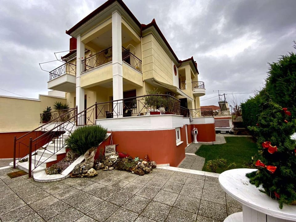 Property building, Patio, Day, Balcony/Terrace