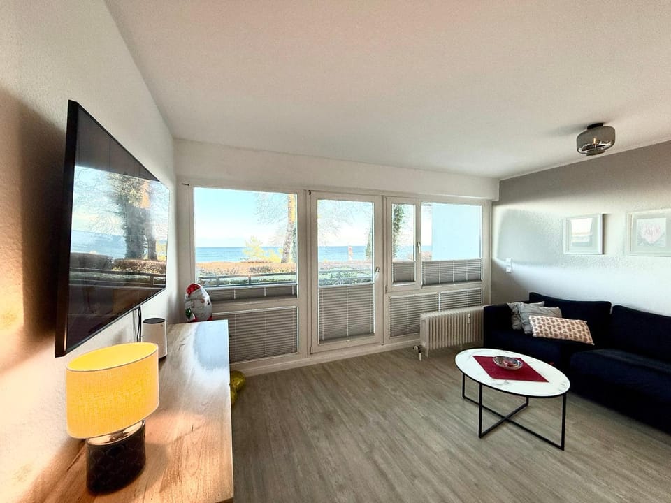 TV and multimedia, Living room, Seating area, Sea view