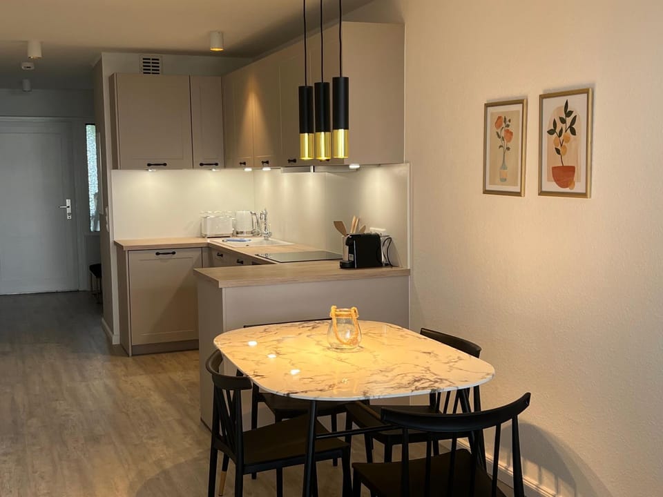 Kitchen or kitchenette, Dining area