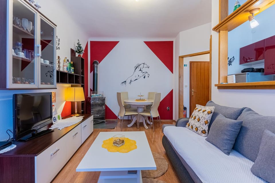 Communal lounge/ TV room, TV and multimedia, Living room, Seating area