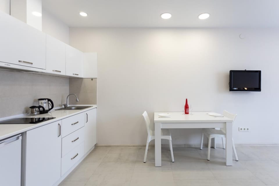 Kitchen or kitchenette, Dining area