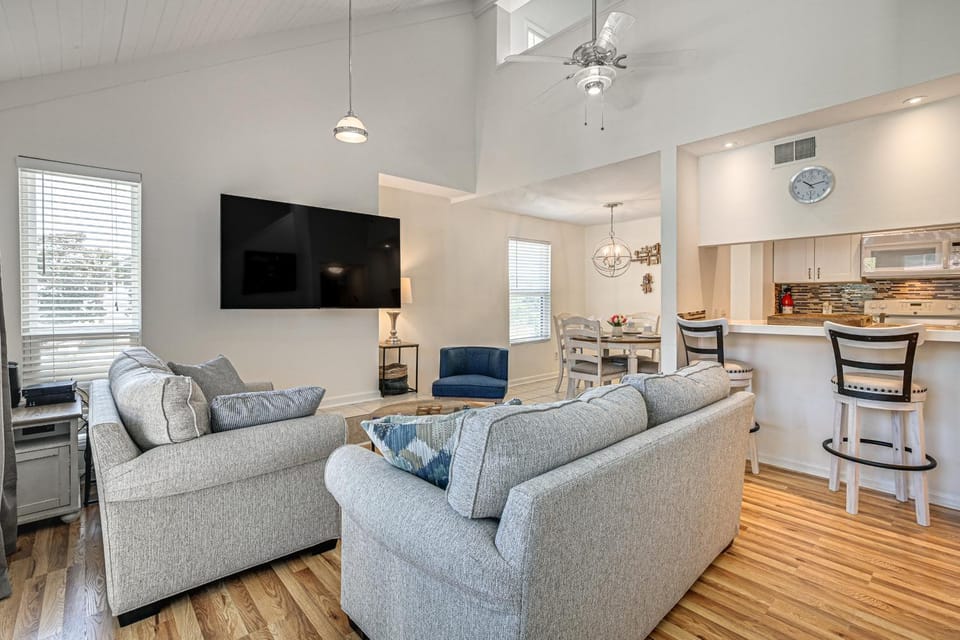 Myrtle Beach Condo: Balconies, Walk to Beach! House in Myrtle Beach