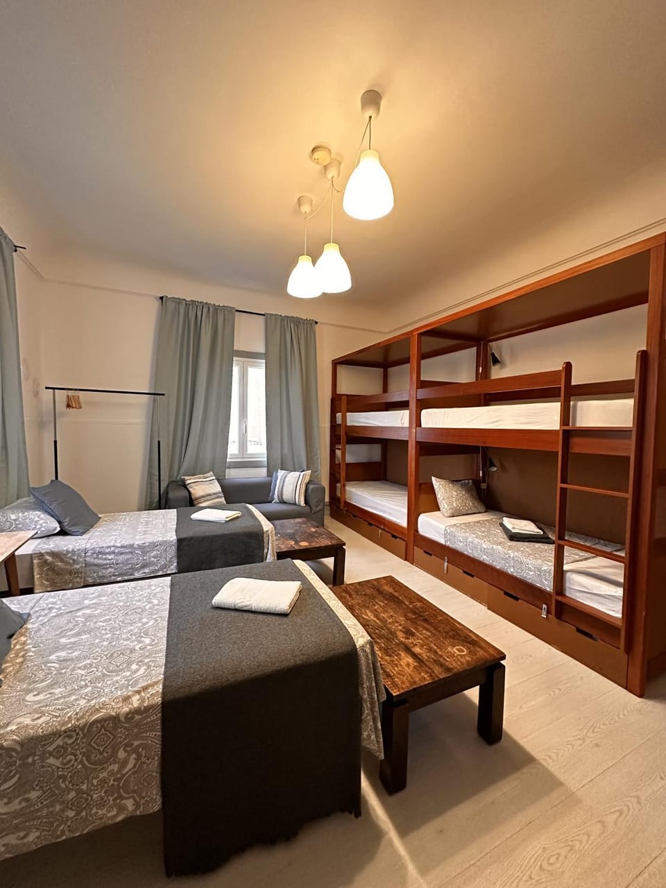Bed, Photo of the whole room, Bedroom, bunk bed, Family, towels