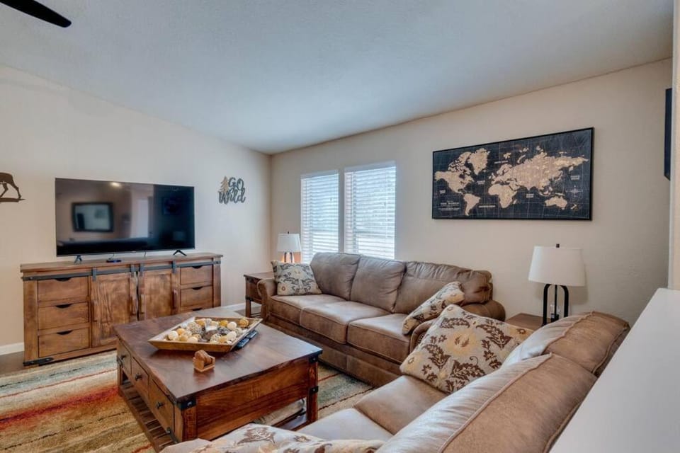 Communal lounge/ TV room, Living room, Seating area