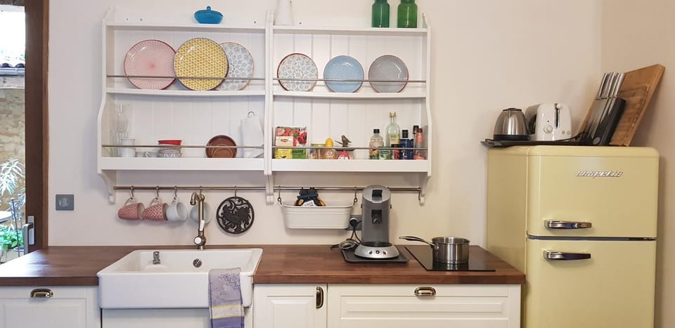 Coffee/tea facilities, Kitchen or kitchenette, stove