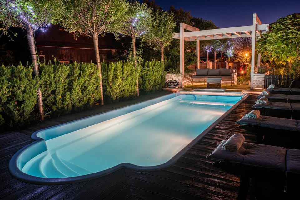 Property building, Restaurant/places to eat, Night, Garden, Garden view, Pool view, Swimming pool, Breakfast, sunbed