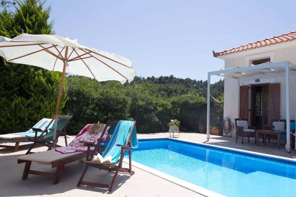 Swimming pool, sunbed