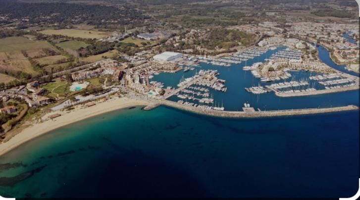 Logement atypique Golfe de Saint Tropez Docked boat in Cogolin