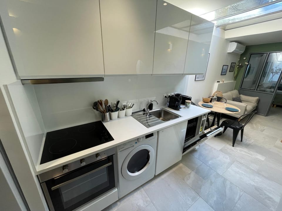 Coffee/tea facilities, Kitchen or kitchenette, dishwasher, toaster, washing machine, air conditioner