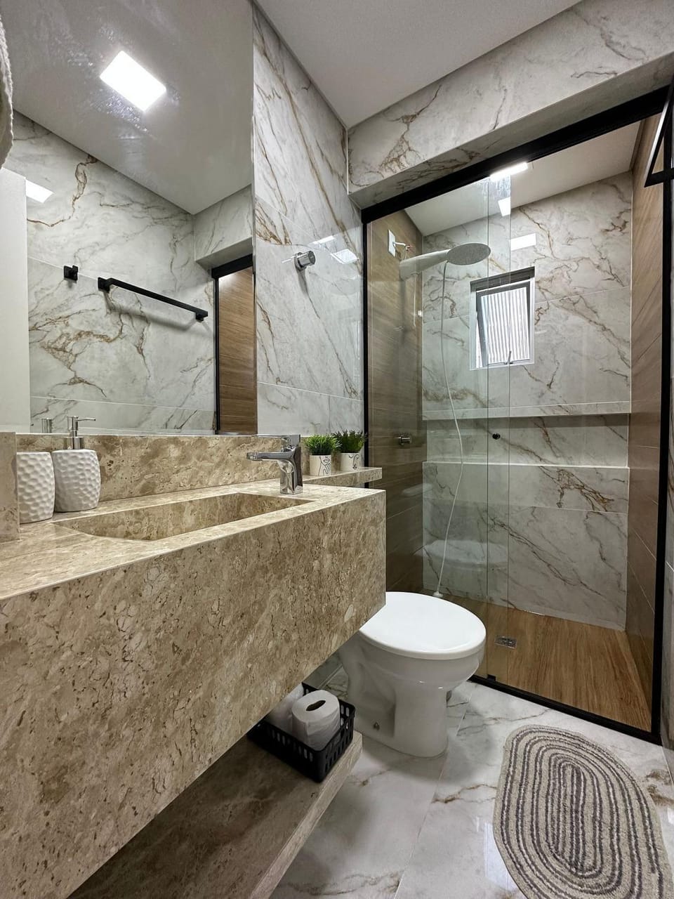 Shower, Toilet, towels